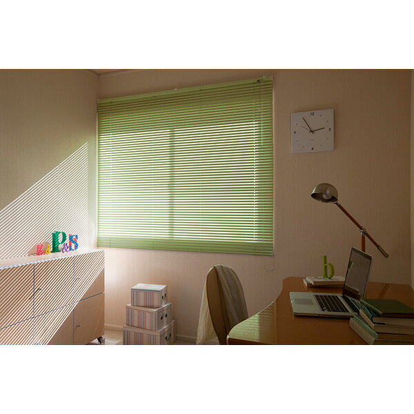 立川機工の一覧はこちらブラインドの魅力はシンプルなデザインと機能性。1台で目隠しと調光ができるので、お部屋がすっきり広々した印象に。スラットの繊細なラインが作り出す美しい光が、インテリアを優しく彩ります。賃貸住宅もこれで安心。壁にネジ穴を開けず、カーテンレールにも取り付けできる。サイズが合えばお手頃価格で購入できるブラインド。窓のデザインを損なわず、プライバシーを守ります。JANCD:4512498201020【発送区分】この商品はメーカーよりお届けいたします。発送連絡が遅れる場合がございます。【銀行振込・コンビニ決済】等前払い決済予定のお客様へ当商品は弊社在庫品ではなく、メーカー在庫品です。メーカー在庫確認でき次第、お客様へお支払いのお願いを送信させて頂きます。在庫確認後に注文確認を行い、お支払いのお願いを送信させて頂きます。休業日、14:00以降のご注文の場合は翌営業日に上記手続きを行います。お時間が掛かる場合がございます。当商品は以下の地域へは発送出来かねます。【発送不可地域】【】勝手ながら発送不可地域からのご注文は＜キャンセル＞手続きをさせて頂きます。