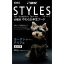 マルカンの一覧はこちら 犬種ごとに必要とされる栄養素を考慮したソフトモイストフード。ヨークシャーテリア用。□原材料：肉類(チキン等)、糖類、豆類、でん粉類、穀類、油脂類、果実類、乳類、魚介類(フィッシュコラーゲンペプチド等)、イソマルトオリゴ糖、グルコサミン(カニ由来)、緑茶粉末、種実類(ごま等)、サメ軟骨抽出物(コンドロイチンを含む)、ビタミン類(A、D、E、B1、B2、B6、B12、C、ニコチン酸、パントテン酸、葉酸、コリン)、ミネラル類(リン酸カルシウム、炭酸カルシウム、塩化ナトリウム、硫酸マグネシウム、硫酸鉄、炭酸亜鉛、硫酸銅、炭酸マンガン、ヨウ素酸カルシウム)、アミノ酸類(メチオニン)、増粘安定剤(グリセリン)、品質保持剤(プロピレングリコール)、保存料(ソルビン酸カリウム)、pH調整剤、酸化防止剤(エリソルビン酸ナトリウム、ミックストコフェロール、ローズマリー抽出物)□保証成分：たん白質12.5％以上、脂質3.3％以上、粗繊維4.0％以下、灰分11.2％以下、水分35.0％以下□エネルギー：250kcal/100g□給与量の目安　体重2.0〜2.5kg：90〜105g　体重2.5〜3.0kg：105〜120g　体重3.0〜3.5kg：120〜135g　体重3.5〜4.0kg：135〜150g　体重4.0〜4.5kg：150〜165g□賞味期限：12ヶ月□原産国または製造地：日本JANCD：4973321921452【銀行振込・コンビニ決済】等前払い決済予定のお客様へ当商品は弊社在庫品ではなく、メーカー取寄せ品でございます。在庫確認後に注文確認を行い、お支払いのお願いを送信させて頂きます。休業日、13:00以降のご注文の場合は翌営業日に上記手続きを行います。お時間が掛かる場合がございます。※本文内の【賞味期限】について製造日からの期限を記載しております。注文日からの期限ではございませんので、ご注意ください。また勝手ながら、製造日・賞味期限の指定はお断りしております。