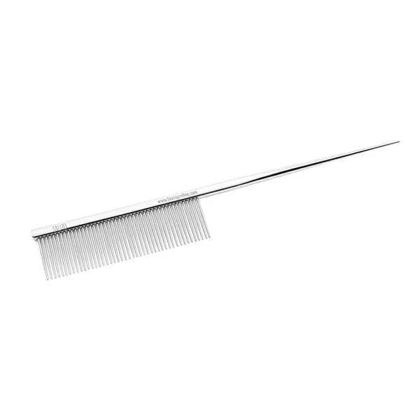 【商品スペック】 ■サイズ グリップサイズ 19.3cm、ピンサイズ 2.1cm、ピン直径 0.87mm、歯の数 45 ■素材：金属製（クロムコーティング）、テール付き【TAURO】 グルーミングテールコーム 毛を根元から持ち上げてボリューム感を出すことができます☆ 鉄とメッキクロムコーティングで耐久性と耐湿性に優れていてシャンプー後の湿った状態でブラシを使用してもサビにくくクロムコーティング効果でなめらかに梳くことができます。 軽い使い心地なので、毎日のスキンシップに最適です。 【商品スペック】 ■サイズ グリップサイズ 19.3cm、ピンサイズ 2.1cm、ピン直径 0.87mm、歯の数 45 ■素材：金属製（クロムコーティング）、テール付き