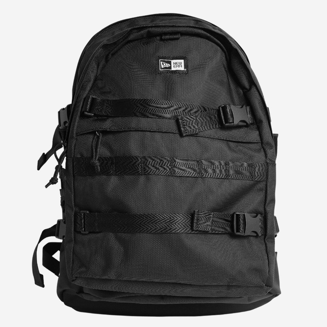 ITEM DETAIL ストリートカルチャーのアイコンとして世界中から絶大な人気を誇るブランド『NEW ERA』より、洗練された存在感を放つ「CARRIER PACK」が到着しました。無駄を削ぎ落としたオールブラックの深みのあるカラーリングは、都会的で洗練されたスタイリングにすんなりと溶け込みます。35Lという十分な容量を備えながらも、野暮ったさを感じさせない計算されたスマートなシルエットは、後ろ姿をスタイリッシュに演出。落ち着いたモノトーンの佇まいは、モードからシックなカジュアルまで幅広く馴染み、日常の装いをワンランク上へと引き上げてくれます。使い勝手の良さと洗練されたファッション性をハイレベルで融合させた大注目の逸品。毎日のスタイリングを昇華させてくれる万能アイテムの入荷となりますので、是非この機会をお見逃しなく。 ITEM SPEC ・Brand / NEW ERA ・Model / 35L CARRIER PACK ・Color / BLACK ・Fabric / ポリエステル/1680D SIZE DETAILS 約35Lサイズ：高さ 約50cm / 幅 約34cm / 奥行 約26cm ATTENTION 下記の内容を、ご注文前に以下内容を必ずご一読ください。 【商品について】 ・海外からの輸入時や国内からの輸送時に、商品ボックスに傷や凹みが生じてしまう場合がございます。 プレゼント等で箱の状態が気になる場合は、事前にご連絡お願い致します。 ・シール痕やマーキングがある場合や、タグ等が入っていない場合がございますのであらかじめご了承ください。 ・工場での製造行程による、接着剤のはみ出し、ほこり、糸ほつれ、しわ、歪み等は、返品交換時の送料は往復分お客様ご負担となります。商品によって、材質の性質上による、色むら、しわや傷、ステッチずれなどは、 同様に返品交換時の送料は往復分お客様ご負担となります。 【ご注文について】 ・実店舗や他サイトにて販売もしておりますので、売り違いがおこる可能性がございます。売り違いで在庫がない場合はキャンセル手続きをさせて頂きます。 ・ご注文の際に、送付先が海外への転送会社や詐欺報告のある住所など、当店が受付できないと判断したご注文に関しましては、キャンセル手続きをさせて頂きます。 ・ご注文頂いた後、当店から《注文完了メール》をお送りさせて頂きます。メールが届くまでは、前払い決済等の手続きはご遠慮お願いします。ショッピングサイト側から送られてくる、メールでのお支払いはお待ちください。 《注文完了メールをお送りした時点でのお取引開始となります。 ・15時までのご注文は即日発送の対応をさせて頂いておりますので、14時以降の発送先変更やキャンセルにつきましては、送料往復分お客様ご負担となります。また、《発送完了メール》が届いていなくても14時以降は送料が発生する可能性がございますので、ご了承頂きますようお願い致します。 【配送について】 ・当店は3980円以上のご注文で送料無料でお届けしております。3980円以下の注文に関しましては、下記の送料を頂戴しております。《全国一律660円 ※沖縄・離島・北海道は1650円≫ ・当店はエコ配送を推奨しております。ダンボールのご指定がない限り、プレゼントラッピング以外の全ての商品を原則、紙袋にて配送させて頂きます。また、プレゼント等で商品ボックスが気になる方は、事前にご連絡ください。ダンボール配送の指定をして頂いても、商品ボックスに傷や凹みがある場合がございますので、 予めご連絡頂きますようお願い致します。 ・配送業者は基本的に佐川急便ですが、地域によってヤマト運輸や、日本郵便になる場合がございますので、 配送業者の指定は原則、致しかねます。サイズが小さい商品に関しましては、ネコポスで配送することがあります。 メーカー希望小売価格はメーカーサイトに基づいて掲載しています