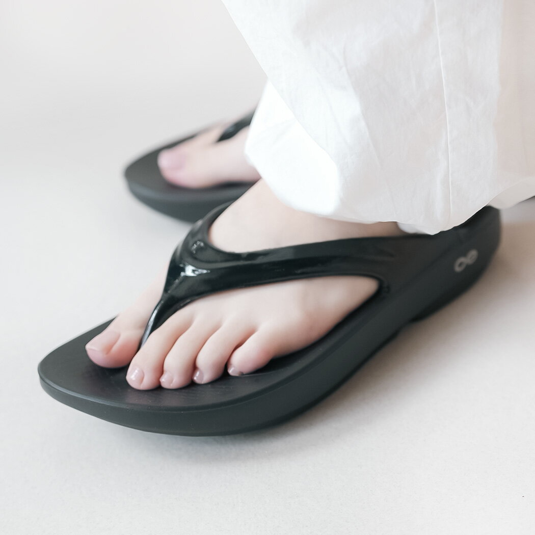 OOFOS ウーフォス サンダル OOmega ウーメガ BLACK 厚底 SANDAL スライド トング 黒 ブラック リカバリー ビーチサンダル かわいい レディース 2000440050211 