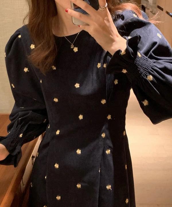 エリッドフローラルパターンパフスリーブロング袖 マキシワンピース レディース｜韓国 Dearlow｜コーディブック