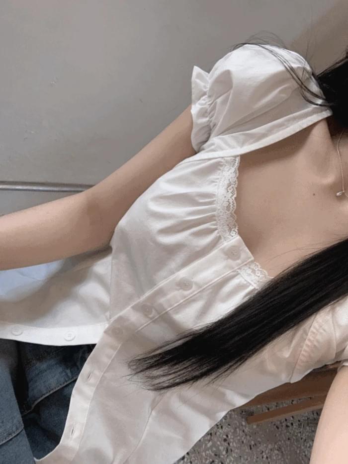 フィンターロングスクエアネックレース パフスリーブ ボタンフリルブラウス（2カラー） ブラウス レデ..