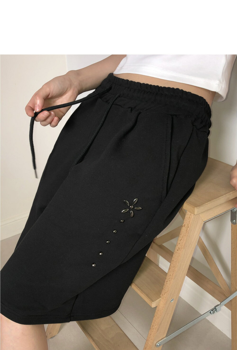 CODIBOOKのセンターユースタッズピンタックバンディングバミューダトレーニングパンツ ショートパンツ スウェットパンツ レディース｜韓国 wonderwonder｜コーディブック｜アングル2