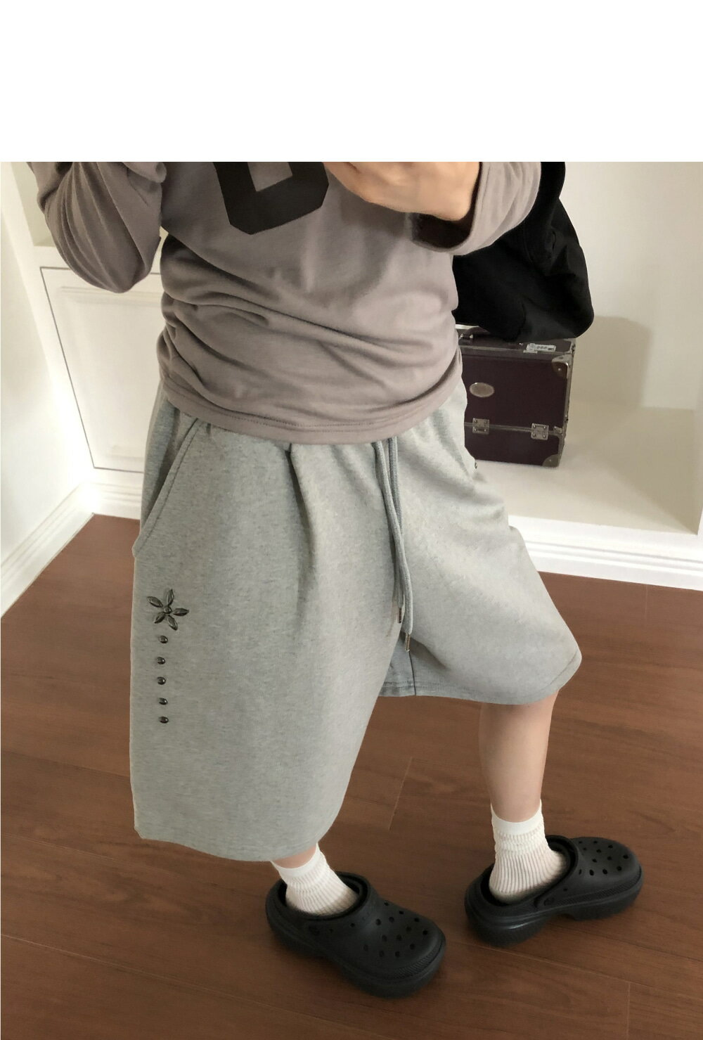 CODIBOOKのセンターユースタッズピンタックバンディングバミューダトレーニングパンツ ショートパンツ スウェットパンツ レディース｜韓国 wonderwonder｜コーディブック｜アングル3