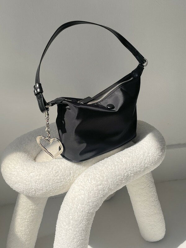 ツイルナイロンホボショルダーバッグ ショルダーバッグ レディース｜韓国 inchant me｜コーディブック