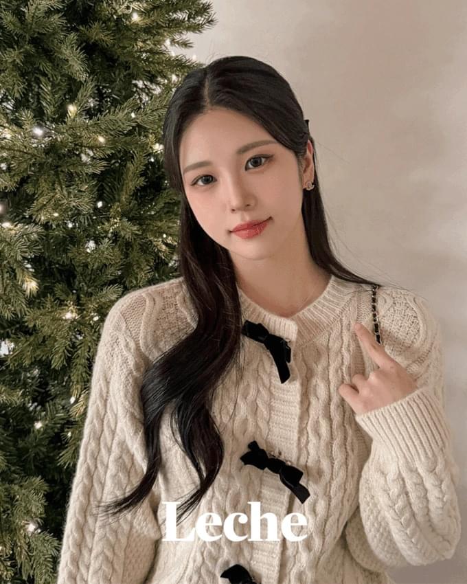 レッチェラウンドセミクロップクリスマスリボンブローチプレッツェルツイストクロップカーディガン カ..