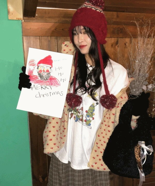 クリスマスパピーツリープリント オーバーサイズビッグサイズボックス半袖Tシャツ 2カラー 半袖 Tシャツ ブラウス レディース｜韓国 MANDARINE TREE｜コーディブック