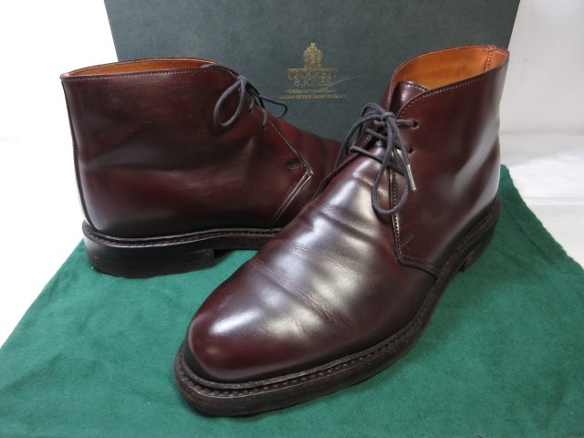 　●ブランド・クロケット＆ジョーンズ CROCKETT&JONES●状態・コンディションなど・ユーズド品です。・多少の着用感、多少のスレ、シワ、インソールにスレ汚れ、多少のスレダメージ、多少の印字の薄れ、ヒールやソールに多少の減りはありますがそれ以外の状態は美品です♪・10段階で7くらいです。●サイズ・6 1/2E●サイズ詳細・ソール全長約29．6センチ、ソールワイズ約10．7センチ、ヒールの高さ約3センチ、全高約14．5センチ・多少のサイズの誤差はご容赦下さいませ。気になる方はご購入前にお問い合わせ下さいませ。●素材・レザー●生地、色、柄、デザインなど・色はバーガンディー系です。・シンプルなプレーントゥです。・外羽根の3アイレットです。・おまけで箱（純正・ダメージあり）と保存袋をお付けいたします。・他にもジョンロブ、エドワードグリーン、オールデンなどのメンズドレスシューズを多数出品しております☆美品 【クロケット＆ジョーンズ CROCKETT&JONES】 CHEPSTOW チャッカブーツ プレーントゥ 靴 (メンズ) 6.5E バーガンディー ●ブランド・クロケット＆ジョーンズ CROCKETT&JONES●状態・コンディションなど・ユーズド品です。・多少の着用感、多少のスレ、シワ、インソールにスレ汚れ、多少のスレダメージ、多少の印字の薄れ、ヒールやソールに多少の減りはありますがそれ以外の状態は美品です♪・10段階で7くらいです。●サイズ・6 1/2E●サイズ詳細・ソール全長約29．6センチ、ソールワイズ約10．7センチ、ヒールの高さ約3センチ、全高約14．5センチ・多少のサイズの誤差はご容赦下さいませ。気になる方はご購入前にお問い合わせ下さいませ。●素材・レザー●生地、色、柄、デザインなど・色はバーガンディー系です。・シンプルなプレーントゥです。・外羽根の3アイレットです。・おまけで箱（純正・ダメージあり）と保存袋をお付けいたします。・他にもジョンロブ、エドワードグリーン、オールデンなどのメンズドレスシューズを多数出品しております☆ DETAIL コンディションについて　詳しいコンディションは上記の説明欄をご確認下さい。気になる点は事前にお問い合わせ下さい。 10 新品 9 新古品・未使用品・新品同様・展示品レベルのコンディション 8 多少の使用感・着用感はありますが超美品のコンディション 7 多少の使用感・着用感はありますが美品のコンディション 6 使用感・着用感はありますが普通に使用できるコンディション 5 目立つ傷やダメージはありますが使用はできるコンディション 4〜1 訳あり・難あり・ジャンク品のコンディション