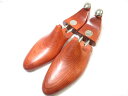 ●ブランド名・ジョンロブ JOHN LOBB●状態・コンディションなど・ユーズド品です。・多少の使用感、多少のスレ、多少の小キズ、多少の汚れがありますが、それ以外の状態は超美品です♪※シューツリーは左右が同じサイズでも左右に個体差がある場合がございます。・10段階で8くらいです。●サイズ・9E●サイズ詳細・全長約30．5センチ、横幅約9．5センチ・多少のサイズの誤差はご容赦下さいませ。気になる方はご購入前にお問い合わせ下さいませ。●その他・他にもシューズ、シューズ用品を多数出品しております。超美品 【ジョンロブ JOHN LOBB】 イヤーモデル シューツリー シューキーパー (メンズ) size9E 大切なお靴の保管に♪ ●ブランド名・ジョンロブ JOHN LOBB●状態・コンディションなど・ユーズド品です。・多少の使用感、多少のスレ、多少の小キズ、多少の汚れがありますが、それ以外の状態は超美品です♪※シューツリーは左右が同じサイズでも左右に個体差がある場合がございます。・10段階で8くらいです。●サイズ・9E●サイズ詳細・全長約30．5センチ、横幅約9．5センチ・多少のサイズの誤差はご容赦下さいませ。気になる方はご購入前にお問い合わせ下さいませ。●その他・他にもシューズ、シューズ用品を多数出品しております。 DETAIL コンディションについて　詳しいコンディションは上記の説明欄をご確認下さい。気になる点は事前にお問い合わせ下さい。 10 新品 9 新古品・未使用品・新品同様・展示品レベルのコンディション 8 多少の使用感・着用感はありますが超美品のコンディション 7 多少の使用感・着用感はありますが美品のコンディション 6 使用感・着用感はありますが普通に使用できるコンディション 5 目立つ傷やダメージはありますが使用はできるコンディション 4〜1 訳あり・難あり・ジャンク品のコンディション