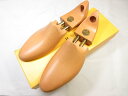 ●ブランド名・ジョンロブ JOHN LOBB●状態・コンディションなど・未使用品です。・保管によるスレキズ、汚れはご容赦ください。自宅内保管のお品物です。新古品とお考え下さい。※シューツリーは左右が同じサイズでも左右に個体差がある場合がございます。・10段階で9くらいです。●サイズ・7EE●サイズ詳細・全長約29センチ、横幅約9．4センチ・多少のサイズの誤差はご容赦下さいませ。気になる方はご購入前にお問い合わせ下さいませ。●その他・おまけで箱をお付けいたします。・他にもシューズ、シューズ用品を多数出品しております。未使用品 【ジョンロブ JOHN LOBB】 シューツリー (メンズ) size7EE 大切なお靴の保管に♪ ●ブランド名・ジョンロブ JOHN LOBB●状態・コンディションなど・未使用品です。・保管によるスレキズ、汚れはご容赦ください。自宅内保管のお品物です。新古品とお考え下さい。※シューツリーは左右が同じサイズでも左右に個体差がある場合がございます。・10段階で9くらいです。●サイズ・7EE●サイズ詳細・全長約29センチ、横幅約9．4センチ・多少のサイズの誤差はご容赦下さいませ。気になる方はご購入前にお問い合わせ下さいませ。●その他・おまけで箱をお付けいたします。・他にもシューズ、シューズ用品を多数出品しております。 DETAIL コンディションについて　詳しいコンディションは上記の説明欄をご確認下さい。気になる点は事前にお問い合わせ下さい。 10 新品 9 新古品・未使用品・新品同様・展示品レベルのコンディション 8 多少の使用感・着用感はありますが超美品のコンディション 7 多少の使用感・着用感はありますが美品のコンディション 6 使用感・着用感はありますが普通に使用できるコンディション 5 目立つ傷やダメージはありますが使用はできるコンディション 4〜1 訳あり・難あり・ジャンク品のコンディション