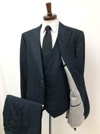 美品【GIORGIO ARMANI ジョルジオアルマーニ】最高級黒ラベル TRADERBLU 大きなサイズ 2B 3ピーススーツ (メンズ) 56 紺 織柄◇35RMS2019◇ 【中古】 美品【GIORGIO ARMANI ジョルジオアルマーニ】最高級黒ラベル TRADERBLU 大きなサイズ 2B 3ピーススーツ (メンズ) 56 紺 織柄◇35RMS2019◇ 【中古】