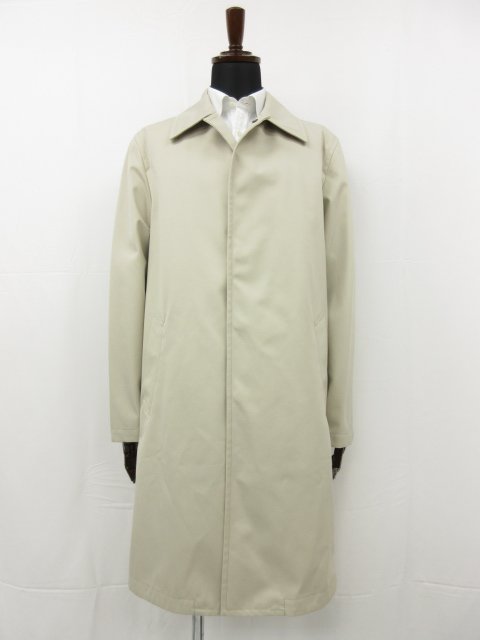 　●ブランド・SLOWEAR スローウエア・（株）スローウエアジャパンの内タグが付いています。・品番・・・63M017 M9357 400また、実物を店頭でお見せすることが可能です。完全ご予約制です。03-5982-7439へ事前に電話予約をお願い致します。『ちょっと見てみたい』など購入意思の無い方へはご対応はできません。あくまでもご購入意思のある方のみご対応をしております。●状態・コンディション・未使用品です♪・自宅内保管のお品です。保管による多少のスレはございますが、試着程度の新古品とお考え下さい。・10段階で9くらいです。・当店は簡易包装を心がけております。到着後はお客様ご自身でプレスをして下さい。●サイズ・50●サイズ詳細・着丈（襟下から背中心で）約100センチ、身幅約60～61センチ、裄丈約89センチ、脇下からの袖丈約43～44センチ、ウエスト幅（フロントポケット上付近から）約62センチ・多少のサイズの誤差はご容赦下さいませ。気になる方はご購入前にお問い合わせ下さいませ。・サイズ調整が必要なお客様は、ご購入後ご自身でお直しをお願いいたします。当店ではお直しは一切受け付けておりません。●素材・表地・・・ポリエステル65％、コットン35％・メッシュ部分裏地・・・ナイロン100％●生地・色・柄・色はライトベージュ系です。・内側はコーティングされている仕様です。一部メッシュ裏地が付いています。撥水製に優れた素材です。・フロントはスナップボタンが5つ付いています。・フロントポケットは2つ、内ポケットは1つ付いています。・脇に4つの通気口が空いています。・生地的に秋冬におすすめです。定価137.500円 未使用【SLOWEAR スローウエア】TEKNOSARTORIAL 63M017 M9357 400 ステンカラーコート(メンズ)50 ベージュ 伊製 ●ブランド・SLOWEAR スローウエア・（株）スローウエアジャパンの内タグが付いています。・品番・・・63M017 M9357 400また、実物を店頭でお見せすることが可能です。完全ご予約制です。03-5982-7439へ事前に電話予約をお願い致します。『ちょっと見てみたい』など購入意思の無い方へはご対応はできません。あくまでもご購入意思のある方のみご対応をしております。●状態・コンディション・未使用品です♪・自宅内保管のお品です。保管による多少のスレはございますが、試着程度の新古品とお考え下さい。・10段階で9くらいです。・当店は簡易包装を心がけております。到着後はお客様ご自身でプレスをして下さい。●サイズ・50●サイズ詳細・着丈（襟下から背中心で）約100センチ、身幅約60～61センチ、裄丈約89センチ、脇下からの袖丈約43～44センチ、ウエスト幅（フロントポケット上付近から）約62センチ・多少のサイズの誤差はご容赦下さいませ。気になる方はご購入前にお問い合わせ下さいませ。・サイズ調整が必要なお客様は、ご購入後ご自身でお直しをお願いいたします。当店ではお直しは一切受け付けておりません。●素材・表地・・・ポリエステル65％、コットン35％・メッシュ部分裏地・・・ナイロン100％●生地・色・柄・色はライトベージュ系です。・内側はコーティングされている仕様です。一部メッシュ裏地が付いています。撥水製に優れた素材です。・フロントはスナップボタンが5つ付いています。・フロントポケットは2つ、内ポケットは1つ付いています。・脇に4つの通気口が空いています。・生地的に秋冬におすすめです。 DETAIL コンディションについて　詳しいコンディションは上記の説明欄をご確認下さい。気になる点は事前にお問い合わせ下さい。 10 新品 9 新古品・未使用品・新品同様・展示品レベルのコンディション 8 多少の使用感・着用感はありますが超美品のコンディション 7 多少の使用感・着用感はありますが美品のコンディション 6 使用感・着用感はありますが普通に使用できるコンディション 5 目立つ傷やダメージはありますが使用はできるコンディション 4〜1 訳あり・難あり・ジャンク品のコンディション