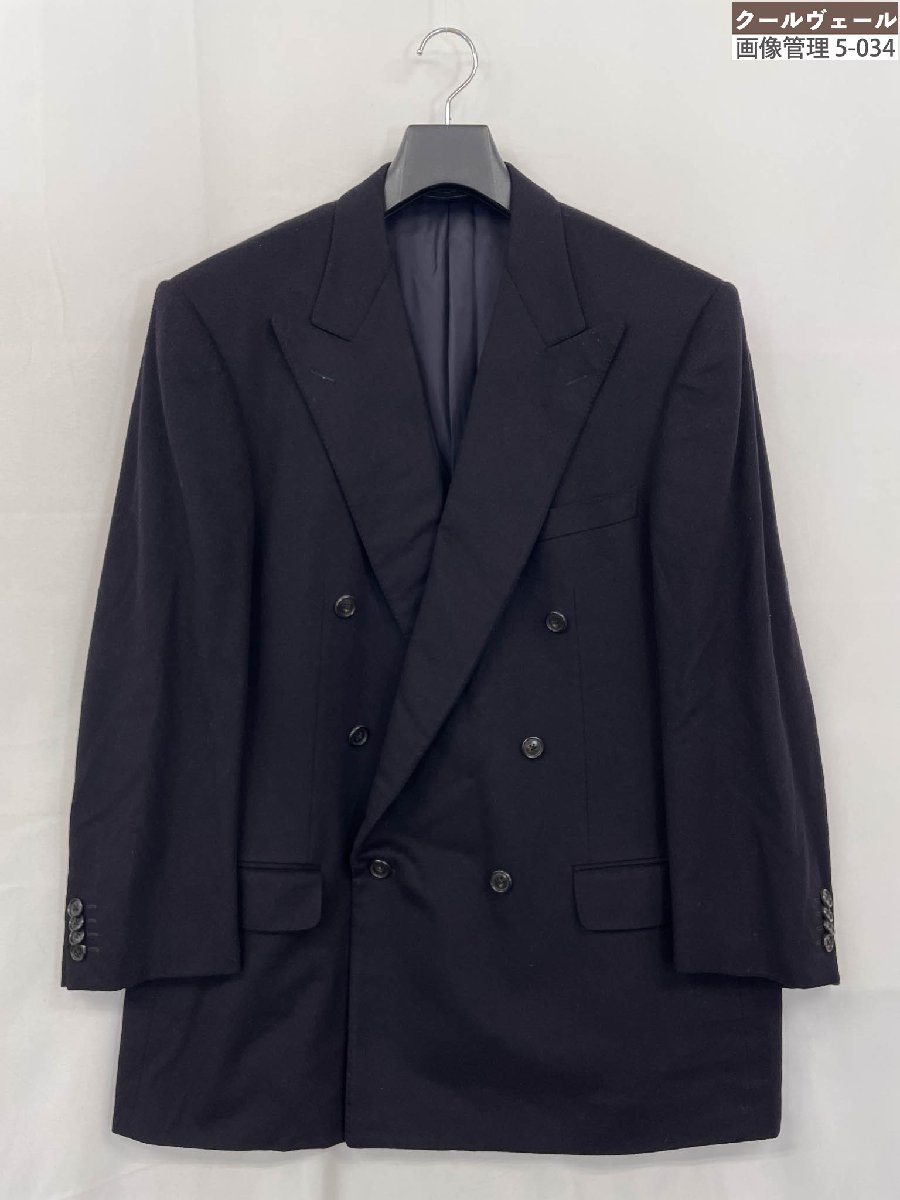 ●ブランド名・Ermenegildo Zegna エルメネジルドゼニア●状態・コンディション・ユーズド品です。多少の着用感、多少のスレ、目立たない程度の薄い汚れ、脇裏地に薄いシミ汚れ（着用時は表からは見えません）、スレにより生地の起毛が薄くなっている箇所はございますが、それ以外の状態は良いです。・10段階で6．5くらいです。　・当店は簡易包装を心がけております。到着後はお客様ご自身でプレスをして下さい。●サイズ・56/DROP7●サイズ詳細・着丈（襟下から背中心で）約78センチ、身幅約60センチ、肩幅（直線で）約52センチ、袖丈約59～60センチ、ウエスト幅（第2ボタン付近から）約57センチ※袖出しについて※・あまり生地を触った限り3センチは出せると思いますが、本切羽や筒袖に限らず、実際には袖口の縫製をほどいて確認しないと『袖出しできる』とは断言できません。曖昧な記載になりますが、あくまでもご参考程度でお考え下さい。・多少のサイズの誤差はご容赦下さいませ。気になる方はご購入前にお問い合わせ下さいませ。・サイズ調整が必要なお客様は、ご購入後にご自身でお直しをお願い致します。当店ではお直しは一切受け付けておりません。●素材・表地・・・ピュアカシミア100％・裏地・・・キュプラ●色・生地・柄・色は濃いめのネイビー系です。・肉厚のカシミア起毛生地です。・フロントはダブル6ボタンです。・フロントポケットは3つ、内ポケットは3つ付いています。・裏地は総裏仕立て、ノーベントです。・生地的に秋冬におすすめです。【エルメネジルドゼニア】ピュアカシミア100％ ダブル6ボタン 肉厚 ジャケット (メンズ) size56 ネイビー系 大きいサイズ ●ブランド名・Ermenegildo Zegna エルメネジルドゼニア●状態・コンディション・ユーズド品です。多少の着用感、多少のスレ、目立たない程度の薄い汚れ、脇裏地に薄いシミ汚れ（着用時は表からは見えません）、スレにより生地の起毛が薄くなっている箇所はございますが、それ以外の状態は良いです。・10段階で6．5くらいです。　・当店は簡易包装を心がけております。到着後はお客様ご自身でプレスをして下さい。●サイズ・56/DROP7●サイズ詳細・着丈（襟下から背中心で）約78センチ、身幅約60センチ、肩幅（直線で）約52センチ、袖丈約59～60センチ、ウエスト幅（第2ボタン付近から）約57センチ※袖出しについて※・あまり生地を触った限り3センチは出せると思いますが、本切羽や筒袖に限らず、実際には袖口の縫製をほどいて確認しないと『袖出しできる』とは断言できません。曖昧な記載になりますが、あくまでもご参考程度でお考え下さい。・多少のサイズの誤差はご容赦下さいませ。気になる方はご購入前にお問い合わせ下さいませ。・サイズ調整が必要なお客様は、ご購入後にご自身でお直しをお願い致します。当店ではお直しは一切受け付けておりません。●素材・表地・・・ピュアカシミア100％・裏地・・・キュプラ●色・生地・柄・色は濃いめのネイビー系です。・肉厚のカシミア起毛生地です。・フロントはダブル6ボタンです。・フロントポケットは3つ、内ポケットは3つ付いています。・裏地は総裏仕立て、ノーベントです。・生地的に秋冬におすすめです。 DETAIL コンディションについて　詳しいコンディションは上記の説明欄をご確認下さい。気になる点は事前にお問い合わせ下さい。 10 新品 9 新古品・未使用品・新品同様・展示品レベルのコンディション 8 多少の使用感・着用感はありますが超美品のコンディション 7 多少の使用感・着用感はありますが美品のコンディション 6 使用感・着用感はありますが普通に使用できるコンディション 5 目立つ傷やダメージはありますが使用はできるコンディション 4〜1 訳あり・難あり・ジャンク品のコンディション