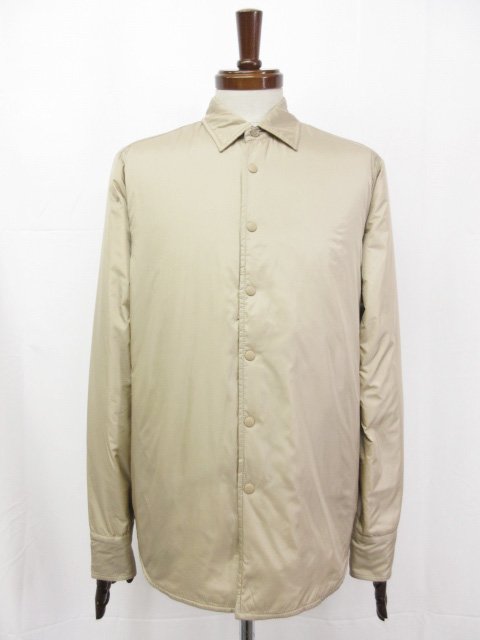 　●ブランド名・【アスペジ ASPESI】・品番・・・79SH03 SW750 410・スローウェアジャパンの内タグがついております。・この機会にぜひご覧くださいませ。返品は一切お受付が出来ませんので、サイズなどは慎重にご選択下さいませ。●状態・コンディションなど・未使用です。・保管によるシワや多少のスレはご容赦下さい。・10段階で9くらいです。・当店は簡易包装を心がけております。到着後はお客様ご自身でプレスをして下さい。●サイズ・M●サイズ詳細・着丈（背中心からの）約72～73センチ、身幅約55センチ、肩幅（直線で）約45センチ、袖丈約65センチ・多少のサイズの誤差はご容赦下さいませ。気になる方はご購入前にお問い合わせ下さいませ。・サイズ調節が必要なお客様は、ご購入後ご自でお直しをお願い致します。当店ではお直しは一切受け付けておりません。●素材・表地・・・ナイロン100％・裏地・・・ナイロン100％・中わた・・・ポリエステル100％●生地、色、柄、デザインなど・色は濃いめのベージュ系です。（お客様のモニター環境にもよりますが、実物は画像よりも濃いめのお色味になります。）・中綿入りです。・フロントは第一ボタン以外はスナップボタンです。・フロントポケットが2つ、内ポケットが2つです。・おまけで替えボタンをお付け致します。・生地的に秋冬におすすめです。定価58080円【アスペジ ASPESI】79SH03 SW750 410 NYLON RE-SHIRT 中綿入りシャツジャケット(メンズ)M ベージュ S3I 1I10 7961 ●ブランド名・【アスペジ ASPESI】・品番・・・79SH03 SW750 410・スローウェアジャパンの内タグがついております。・この機会にぜひご覧くださいませ。返品は一切お受付が出来ませんので、サイズなどは慎重にご選択下さいませ。●状態・コンディションなど・未使用です。・保管によるシワや多少のスレはご容赦下さい。・10段階で9くらいです。・当店は簡易包装を心がけております。到着後はお客様ご自身でプレスをして下さい。●サイズ・M●サイズ詳細・着丈（背中心からの）約72～73センチ、身幅約55センチ、肩幅（直線で）約45センチ、袖丈約65センチ・多少のサイズの誤差はご容赦下さいませ。気になる方はご購入前にお問い合わせ下さいませ。・サイズ調節が必要なお客様は、ご購入後ご自でお直しをお願い致します。当店ではお直しは一切受け付けておりません。●素材・表地・・・ナイロン100％・裏地・・・ナイロン100％・中わた・・・ポリエステル100％●生地、色、柄、デザインなど・色は濃いめのベージュ系です。（お客様のモニター環境にもよりますが、実物は画像よりも濃いめのお色味になります。）・中綿入りです。・フロントは第一ボタン以外はスナップボタンです。・フロントポケットが2つ、内ポケットが2つです。・おまけで替えボタンをお付け致します。・生地的に秋冬におすすめです。 DETAIL コンディションについて　詳しいコンディションは上記の説明欄をご確認下さい。気になる点は事前にお問い合わせ下さい。 10 新品 9 新古品・未使用品・新品同様・展示品レベルのコンディション 8 多少の使用感・着用感はありますが超美品のコンディション 7 多少の使用感・着用感はありますが美品のコンディション 6 使用感・着用感はありますが普通に使用できるコンディション 5 目立つ傷やダメージはありますが使用はできるコンディション 4〜1 訳あり・難あり・ジャンク品のコンディション