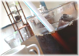アイスコーヒー キリマンジャロ100％当店アイスコーヒー人気NO.1！芳醇で薫り高く、骨太の苦みの中に穏やかなコクと甘みのあるアイスコーヒー【イタリアンロースト】