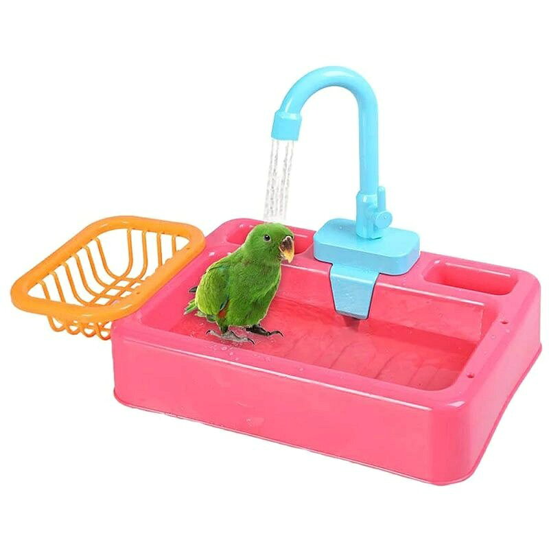 鳥用水浴び 容器 小鳥用バスタブ 水遊び お風呂 インコシャワー バードバス 自動水浴び インコ ウズラ 文鳥 鳥の遊び場 蛇口付き 水循環利用 ピンク お風呂を楽しむ！ 【鳥水浴び容器セット】お風呂を楽しむ！セット内容：蛇口×1 水切りかご×1 流し台×1食器用洗剤×1ナイフ×1フォーク×1 スプーン×1 プレート×2 カップ×2人参×1きゅうり×1 白菜×1 ブドウ×1 りんご×1 もも×1 みかん×1【適用動物】インコ、文鳥、小鳥など。サイズ：長さ×幅×高さ：34.5×28×25cm。プラスチック製、環境にやさしいです。【お風呂を楽しむ】電池式：単三電池x2本（電池付けません）。電池を入れて水道の蛇口を下げれば水が循環しながら出ます。お風呂が簡単になります。【ポンプ水循環】適量の水をバスに追加する、スイッチを回し、蛇口は循環中の水を汲み上げることができます。節水のデザインで、水をリサイクルして利用できて、とても楽しく使ってます。【便利に遊び】組み立つが簡単で、お手入れも簡単です。