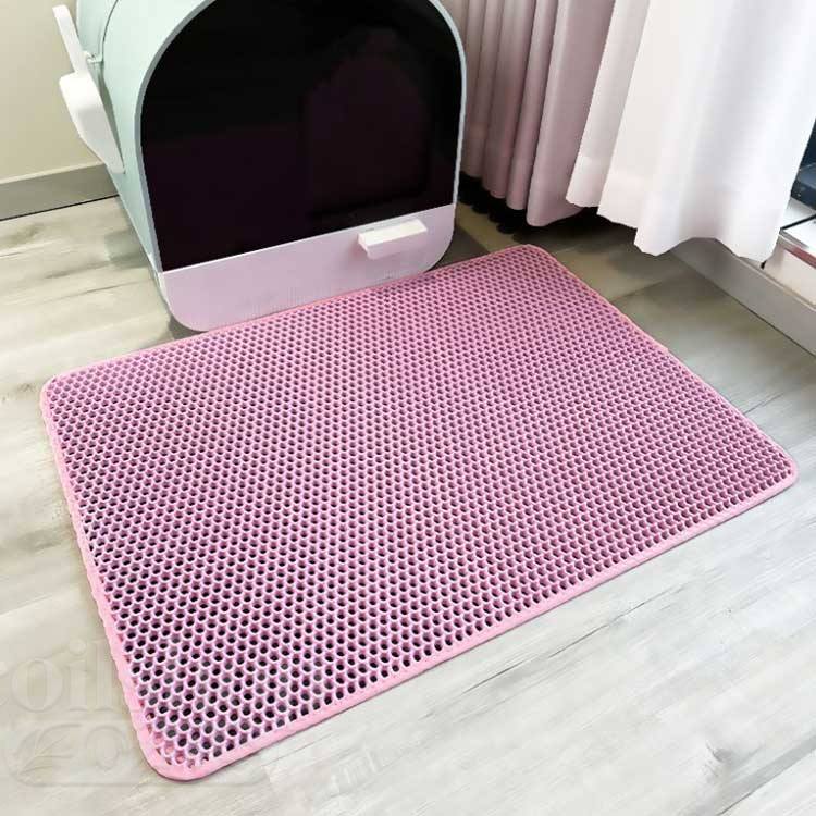 トイレ周りをいつも清潔に保つ猫砂取りマット。計算された穴小さな猫砂から大きな猫砂まで様々な形の猫砂を逃さずキャッチできるから、飛び散った猫砂やペットフードの掃除の手間も省け、ストレスフリーで快適に過ごすことができます。二重構造なので、溜まった猫砂等はそのままゴミ箱に入れるか、飛び散った猫砂は再利用できるので無駄なコストも削減できます。軽量で耐久性にも優れた無毒無害EVA素材、程よい弾力と柔軟性に優れ、肉球にも優しい。防水機能付きなので、水等の水分がこぼれても漏れる心配がなく、そのまま流して簡単に処理することができます。裏面は滑り止め加工、床にぴったりとフィットし、ズレにくい。 サイズ45*30cm 50*40cm 60*45cm 75*55cmサイズについての説明45*30cm 50*40cm 60*45cm 75*55cm ※上記サイズは平置き実寸になります。 サイズ表の実寸法は商品によって1-3cm程度の誤差がある場合がございます。素材EVA色グレー ピンク ブルー ブラック キャメル ブラウン備考 ●サイズ詳細等の測り方はスタッフ間で統一、徹底はしておりますが、実寸は商品によって若干の誤差(1cm〜3cm )がある場合がございますので、予めご了承ください。●製造ロットにより、細部形状の違いや、同色でも色味に多少の誤差が生じます。●パッケージは改良のため予告なく仕様を変更する場合があります。▼商品の色は、撮影時の光や、お客様のモニターの色具合などにより、実際の商品と異なる場合がございます。あらかじめ、ご了承ください。▼生地の特性上、やや匂いが強く感じられるものもございます。数日のご使用や陰干しなどで気になる匂いはほとんど感じられなくなります。▼同じ商品でも生産時期により形やサイズ、カラーに多少の誤差が生じる場合もございます。▼