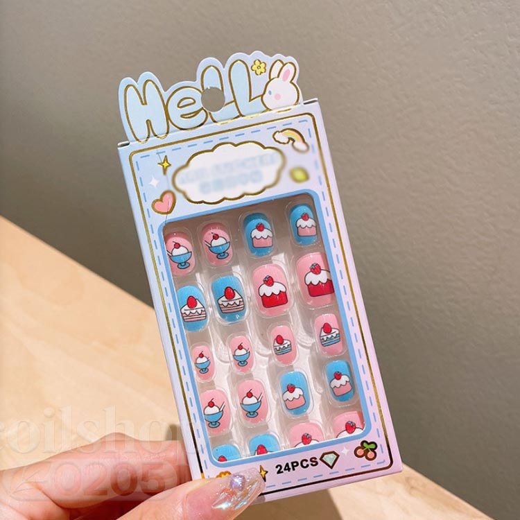 【商品名】子供用ネイルチップ【セット内容】24枚入り【素材】プラスチック【特徴】子供と一緒に楽しいネイル遊びをしてください。特別な日のネイルに最適のネイルチップ。自爪につけるだけで指先のオシャレが簡単に！子供の爪のサイズを研究して作られたチップが24枚入り。使い方法：1.爪表面の油脂を除去します。2.爪のサイズに合わせてシールを選びます。3.シールを爪の根本から爪の先に向けて全体に貼り付けます。4.爪の余分なシールを爪やすりで整えます。 サイズ 24枚入り サイズについての説明 24枚入り 素材 プラスチック 色 01 02 03 04 05 06 07 08 09 10 備考 ●サイズ詳細等の測り方はスタッフ間で統一、徹底はしておりますが、実寸は商品によって若干の誤差(1cm〜3cm )がある場合がございますので、予めご了承ください。 ●製造ロットにより、細部形状の違いや、同色でも色味に多少の誤差が生じます。 ●パッケージは改良のため予告なく仕様を変更する場合があります。 ▼商品の色は、撮影時の光や、お客様のモニターの色具合などにより、実際の商品と異なる場合がございます。あらかじめ、ご了承ください。 ▼生地の特性上、やや匂いが強く感じられるものもございます。数日のご使用や陰干しなどで気になる匂いはほとんど感じられなくなります。 ▼同じ商品でも生産時期により形やサイズ、カラーに多少の誤差が生じる場合もございます。 ▼他店舗でも在庫を共有して販売をしている為、受注後欠品となる場合もございます。予め、ご了承お願い申し上げます。 ▼出荷前に全て検品を行っておりますが、万が一商品に不具合があった場合は、お問い合わせフォームまたはメールよりご連絡頂けます様お願い申し上げます。速やかに対応致しますのでご安心ください。