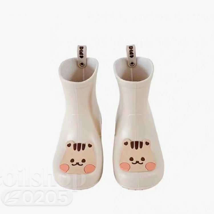 ぷっくりと立体的な動物のプリントが目を惹くかわいいレインブーツです。ソフトタッチで気持ちの良いは着心地で、汚れても簡単にサッと洗い流すことができますので清潔にお使いいただけます。軽量で柔軟性があり、耐摩耗性のある素材を使用しているため丈夫で長くお使いいただくことができます。底面には滑り止め加工が施されているので、濡れたアスファルト、水たまり、土など状況を気にせず元気いっぱいに飛んだり跳ねたり走り回っていただけます。 サイズ 14cm 15cm 16cm 17cm 18cm 19cm サイズについての説明 14cm 15cm 16cm 17cm 18cm 19cm 素材 PVC 色 ベージュ(くま) ピンク(ウサギ) ブラウン(くま) ベージュ(虎) 備考 ●サイズ詳細等の測り方はスタッフ間で統一、徹底はしておりますが、実寸は商品によって若干の誤差(1cm〜3cm )がある場合がございますので、予めご了承ください。 ●製造ロットにより、細部形状の違いや、同色でも色味に多少の誤差が生じます。 ●パッケージは改良のため予告なく仕様を変更する場合があります。 ▼商品の色は、撮影時の光や、お客様のモニターの色具合などにより、実際の商品と異なる場合がございます。あらかじめ、ご了承ください。 ▼生地の特性上、やや匂いが強く感じられるものもございます。数日のご使用や陰干しなどで気になる匂いはほとんど感じられなくなります。 ▼同じ商品でも生産時期により形やサイズ、カラーに多少の誤差が生じる場合もございます。 ▼他店舗でも在庫を共有して販売をしている為、受注後欠品となる場合もございます。予め、ご了承お願い申し上げます。 ▼出荷前に全て検品を行っておりますが、万が一商品に不具合があった場合は、お問い合わせフォームまたはメールよりご連絡頂けます様お願い申し上げます。速やかに対応致しますのでご安心ください。