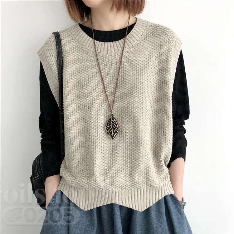 全8色！薄手の柔らかいニット重ね着の定番ベストゆったりとしたフィット感で体型カバーでき、細見え効果も期待できます。長袖Tシャツやセーターなどと合わせて幅広く着ていただけます。ボトムスはパンツでもスカートでも合います春と秋に適しています。 サイズ S M L XL 2XL 3XL サイズについての説明 S お勧め体重37.5-45KGM お勧め体重45-52.5KGL お勧め体重52.5-57.5KGXL お勧め体重57.5-62.5KG2XL お勧め体重62.5-67.5KG3XL お勧め体重67.5-72.5KG 素材 ポリエステル 色 ブラック グレー レッド ダークブルー ダークキャメル ライトキャメル コーヒー ベージュ 備考 ●サイズ詳細等の測り方はスタッフ間で統一、徹底はしておりますが、実寸は商品によって若干の誤差(1cm〜3cm )がある場合がございますので、予めご了承ください。 ●商品の色は、撮影時の光や、お客様のモニターの色具合などにより、実際の商品と異なる場合がございます。あらかじめ、ご了承ください。 ●製品によっては、生地の特性上、洗濯時に縮む場合がございますので洗濯時はご注意下さいませ。 ▼色味の強い製品によっては他の衣類などに色移りする場合もございますので、速やかに（脱水、乾燥等）するようにお願いいたします。 ▼生地によっては摩擦や汗、雨などで濡れた時は、他の製品に移染する恐れがございますので、着用の際はご注意下さい。 ▼生地の特性上、やや匂いが強く感じられるものもございます。数日のご使用や陰干しなどで気になる匂いはほとんど感じられなくなります。