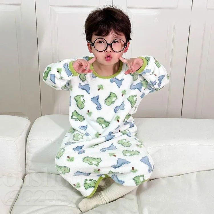 子供用両面フランネル2way股のスリーパー両面フランネル製で、柔らかく快適です。クラスA品質で、肌に直接接触しても安心してご使用いただけます。ラウンドネックデザイン、シンプルでファッショナブル環境に優しい印刷、可愛くてファッショナブル、子供たちはもっと気に入ります。伸縮性に富んだスレッドカフススナップボタンのデザインでお子様の風邪を防ぎます。 サイズ M L XL サイズについての説明 M 着丈67 バスト40 お勧め身長91-115CML 着丈74 バスト43 お勧め身長115-125CMXL 着丈83 バスト47 お勧め身長125-135CM※サイズ表の実寸法は商品によって1-3cm程度の誤差がある場合がございます 素材 マイクロファイバー 色 ウサギ1 パンダ ウサギ2 ダイノソー クマ 備考 ●サイズ詳細等の測り方はスタッフ間で統一、徹底はしておりますが、実寸は商品によって若干の誤差(1cm〜3cm )がある場合がございますので、予めご了承ください。 ●商品の色は、撮影時の光や、お客様のモニターの色具合などにより、実際の商品と異なる場合がございます。あらかじめ、ご了承ください。 ●製品によっては、生地の特性上、洗濯時に縮む場合がございますので洗濯時はご注意下さいませ。 ▼色味の強い製品によっては他の衣類などに色移りする場合もございますので、速やかに（脱水、乾燥等）するようにお願いいたします。 ▼生地によっては摩擦や汗、雨などで濡れた時は、他の製品に移染する恐れがございますので、着用の際はご注意下さい。 ▼生地の特性上、やや匂いが強く感じられるものもございます。数日のご使用や陰干しなどで気になる匂いはほとんど感じられなくなります。