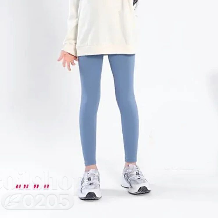 今のキッズのオシャレなカジュアルスタイルに欠かせない定番レギンス。ストレッチがよく効いて気持ちが良い素材を採用しました。何気なく快適な履き心地を実現◎履き心地がよく、動きやすい。しゃがんだり、走ったりしても、活発に動いても快適、長時間ご着用いただいてもノンストレス。快適女の子レギンス、あると役立つ一着です。 サイズ 100 110 120 130 140 150 サイズについての説明 100 身長参考(90-100cm) 110 身長参考(100-110cm) 120 身長参考(110-120cm) 130 身長参考(120-130cm) 140 身長参考(130-140cm) 150 身長参考(140-150cm) ※測定方法によって誤差が生じますので、予めご了承下さい。 素材 ポリエステル 色 ブラック グレー ホワイト ブルー 備考 ●サイズ詳細等の測り方はスタッフ間で統一、徹底はしておりますが、実寸は商品によって若干の誤差(1cm〜3cm )がある場合がございますので、予めご了承ください。 ●商品の色は、撮影時の光や、お客様のモニターの色具合などにより、実際の商品と異なる場合がございます。あらかじめ、ご了承ください。 ●製品によっては、生地の特性上、洗濯時に縮む場合がございますので洗濯時はご注意下さいませ。 ▼色味の強い製品によっては他の衣類などに色移りする場合もございますので、速やかに（脱水、乾燥等）するようにお願いいたします。 ▼生地によっては摩擦や汗、雨などで濡れた時は、他の製品に移染する恐れがございますので、着用の際はご注意下さい。 ▼生地の特性上、やや匂いが強く感じられるものもございます。数日のご使用や陰干しなどで気になる匂いはほとんど感じられなくなります。