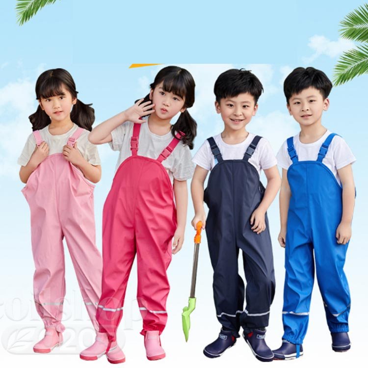 子供のお砂場遊びや雨の日のお出かけに役立つプレイウェア。レインコートによく見られるサラサラの撥水生地の使っているので、泥や砂、ちょっとした水溜まりのある環境で遊んでも汚れから守ってくれます。肩のストラップはアジャスター付きで成長に合わせて調節可能。裾には反射材のラインと靴底に留めるストラップがついています。通気性に優れ、オールシーズン使えます。 サイズ86/92 98/104 110/116 122/128 134/140サイズについての説明【86/92】ウエスト78cm 着丈52cm 身長80-90cm 【98/104】ウエスト82cm 着丈60cm 身長95-105cm 【110/116】ウエスト87cm 着丈68cm 身長105-115cm 【122/128】ウエスト92cm 着丈76cm 身長115-130cm 【134/140】ウエスト97cm 着丈84cm 身長130-140cm素材PU色ブルー ピンク ネイビー ライトレード備考 ●サイズ詳細等の測り方はスタッフ間で統一、徹底はしておりますが、実寸は商品によって若干の誤差(1cm〜3cm )がある場合がございますので、予めご了承ください。●製造ロットにより、細部形状の違いや、同色でも色味に多少の誤差が生じます。●パッケージは改良のため予告なく仕様を変更する場合があります。▼商品の色は、撮影時の光や、お客様のモニターの色具合などにより、実際の商品と異なる場合がございます。あらかじめ、ご了承ください。▼生地の特性上、やや匂いが強く感じられるものもございます。数日のご使用や陰干しなどで気になる匂いはほとんど感じられなくなります。▼同じ商品でも生産時期により形やサイズ、カラーに多少の誤差が生じる場合もございます。▼