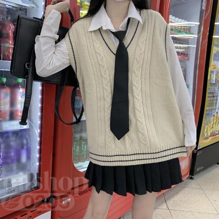 配色ライン+フロント部分に入ったケーブル編みがポイント学生制服にも、なんちゃって制服にもおすすめ。癒し系カラー×ライン入りニットベスト。1枚着るだけで可愛いコーデが完成するよ。インナーのブラウスの衿が綺麗に見えるように計算されたVネック深さです。首元を綺麗に見せるVゾーンと、程よくゆとりを持たせたシルエットが清楚さを演出！使いやすいホワイトで2点買いや友達か恋人とおそろでテーマパークにも着れちゃうゆったり着れるサイズ感で学校はもちろん、テーマパークやイベントでのコスプレもオシャレに決まる。 サイズS M L XL 2XLサイズについての説明S: おススメ体重38-48kg M: おススメ体重48-53kg L: おススメ体重53-58kg XL: おススメ体重58-63kg 2XL: おススメ体重70kgまで ※モニターの発色具合により、実際の物と色が異なる場合があります。素材コットン ポリエステル色ベージュ グレー備考 ●サイズ詳細等の測り方はスタッフ間で統一、徹底はしておりますが、実寸は商品によって若干の誤差(1cm〜3cm )がある場合がございますので、予めご了承ください。 ●商品の色は、撮影時の光や、お客様のモニターの色具合などにより、実際の商品と異なる場合がございます。あらかじめ、ご了承ください。●製品によっては、生地の特性上、洗濯時に縮む場合がございますので洗濯時はご注意下さいませ。▼色味の強い製品によっては他の衣類などに色移りする場合もございますので、速やかに（脱水、乾燥等）するようにお願いいたします。 ▼生地によっては摩擦や汗、雨などで濡れた時は、他の製品に移染する恐れがございますので、着用の際はご注意下さい。▼生地の特性上、やや匂いが強く感じられるものもございます。数日のご使用や陰干しなどで気になる匂いはほとんど感じられなくなります。