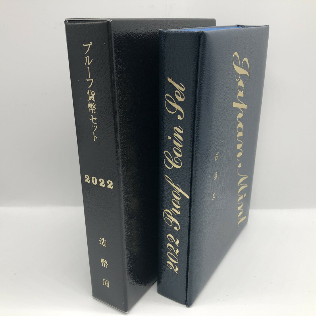 品名:令和4年 通常プルーフ貨幣セット（2022年）年銘板あり 額面:666円 発行年:令和4年 プルーフセット/貨幣セット/記念硬貨/記念銀貨/記念コイン/令和/造幣局 ※商品写真は一例です。商品コインはケース未開封、新品同様〜美品クラスの状態良好の品を販売しておりますが、あくまでも中古品としての扱いの為、ケース部に小傷や細かな汚れ等がある場合がございます。 ※シリアルナンバーが付いている品の場合、ナンバーは選べません。 ※外紙箱・化粧箱等は多少の傷・汚れ・破れ・シワ等、劣化があるものが含まれます。【造幣局 記念硬貨/記念コイン/貨幣セット】人気のプルーフ貨幣セット 令和4年 通常プルーフ貨幣セット（2022年）年銘板あり