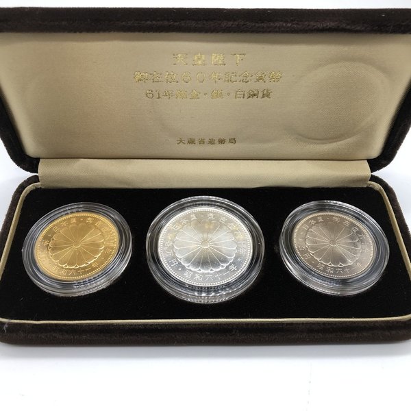 記念コインの七福本舗 楽天市場店の天皇陛下御在位60年記念貨幣 61年銘 10万円金貨・1万円銀貨・500円白銅貨｜アングル3