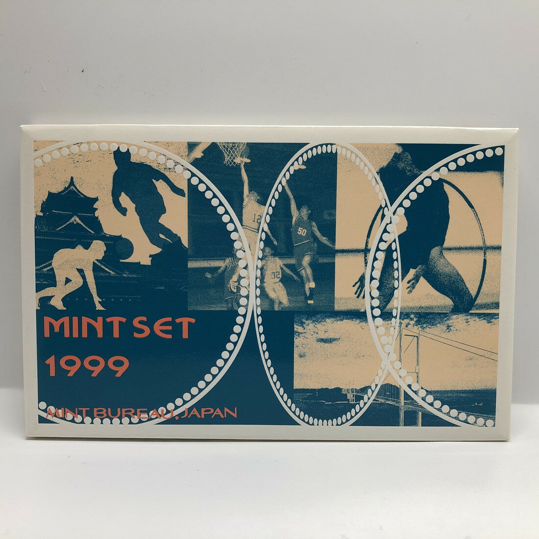 品名:平成11年 通常ミントセット MINTSET（1999年） 額面:666円 発行年:平成11年 ミントセット/貨幣セット/記念硬貨/記念銀貨/記念コイン/平成/造幣局 ※商品写真は一例です。商品コインはケース未開封、新品同様〜美品クラスの状態良好の品を販売しておりますが、あくまでも中古品としての扱いの為、ケース部に小傷や細かな汚れ等がある場合がございます。 ※シリアルナンバーが付いている品の場合、ナンバーは選べません。 ※外紙箱は汚れやシワ等、劣化があるものが含まれます。【造幣局 記念硬貨/記念コイン/ミントセット/貨幣セット】人気の貨幣セット 平成11年 通常ミントセット MINTSET（1999年）