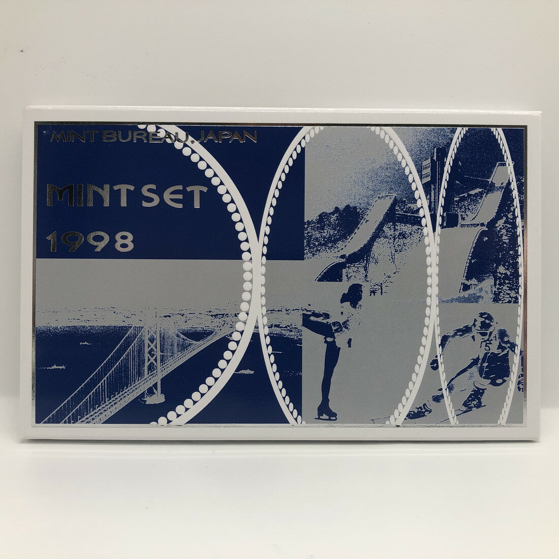 品名:平成10年 通常ミントセット MINTSET（1998年） 額面:666円 発行年:平成10年 ミントセット/貨幣セット/記念硬貨/記念銀貨/記念コイン/平成/造幣局 ※商品写真は一例です。商品コインはケース未開封、新品同様〜美品クラスの状態良好の品を販売しておりますが、あくまでも中古品としての扱いの為、ケース部に小傷や細かな汚れ等がある場合がございます。 ※シリアルナンバーが付いている品の場合、ナンバーは選べません。 ※外紙箱は汚れやシワ等、劣化があるものが含まれます。【造幣局 記念硬貨/記念コイン/ミントセット/貨幣セット】人気の貨幣セット 平成10年 通常ミントセット MINTSET（1998年）