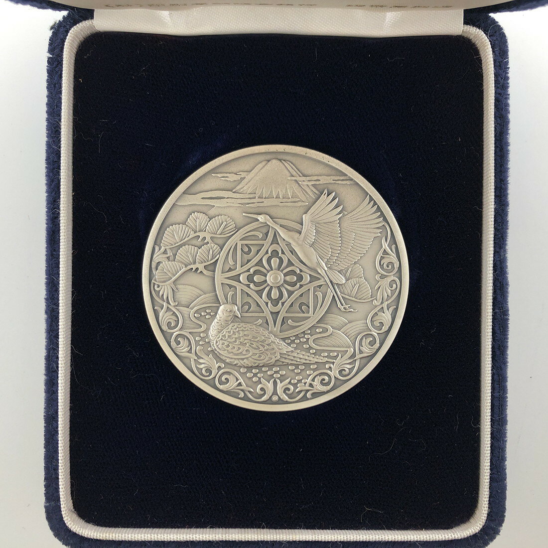 品名：新日本銀行券発行記念メダル 1984年（純銀製） 質量:120g 直径:55.0mm 品位:純銀 図案:（表）花菱七宝紋様、富士、雉子、鶴、唐草　（裏）福沢諭吉、新渡戸稲造、夏目漱石 記念硬貨/記念銀貨/記念コイン/カラー銀貨/平成/純銀/銀メダル/記念メダル/造幣局/120g ※商品写真は一例です。商品メダルは新品同様〜美品クラスの状態良好の品を販売しておりますが、あくまでも中古品としての扱いの為、ケース部に小傷や細かな汚れ等がある場合がございます。 ※シリアルナンバーが付いている品の場合、ナンバーは選べません。 ※外紙箱は汚れやシワ等、劣化があるものが含まれます。
