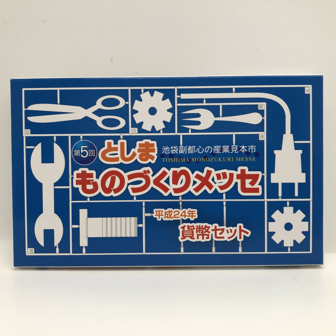 品名:第5回 としまものづくりメッセ 貨幣セット 平成24年（2012年） 額面:666円 年銘板図案:辰（純銀製 約4g） ミントセット/貨幣セット/記念硬貨/記念銀貨/記念コイン/平成/造幣局 ※商品写真は一例です。商品コインはケース未開封、新品同様〜美品クラスの状態良好の品を販売しておりますが、あくまでも中古品としての扱いの為、ケース部に小傷や細かな汚れ等がある場合がございます。 ※シリアルナンバーが付いている品の場合、ナンバーは選べません。 ※外紙箱は汚れやシワ等、劣化があるものが含まれます。【造幣局 記念硬貨/記念コイン/ミントセット/貨幣セット】人気の貨幣セット 第5回 としまものづくりメッセ 貨幣セット 平成24年（2012年）