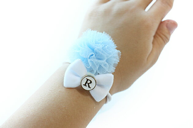 【両端】2本セットヘアゴム◎アイスブルー無地チュールボンボン＆ホワイトベロアりぼん◎イニシャル付きデザインヘアゴム キッズ 子供 ヘアアクセサリー イニシャル チュール保育園 幼稚園 髪飾り 髪留め