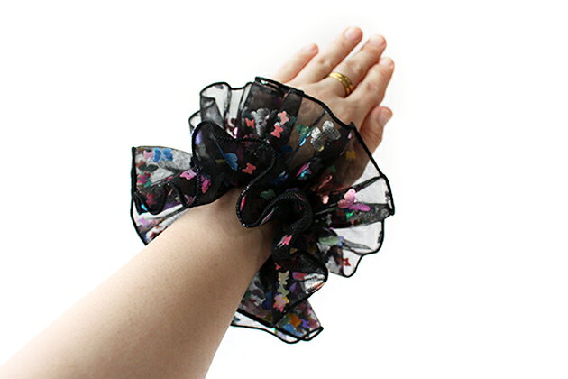 collabo collectionのワンポイントBIGシュシュ◎2重オーロラMix蝶々柄チュール◎蝶々型ホログラム入りデザインキッズ ヘアゴム 子供 髪留め ヘアアクセサリー シュシュ ゆめかわ 髪飾り 蝶々｜アングル3
