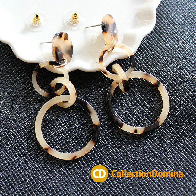 商品説明 べっ甲風の大ぶりなフープピアスです。 『大ぶり』デザインが耳元を飾る！ 大変人気のフープデザインです。 ゆらゆら揺れるデザイン嬉しいポイント！ こちらはステンレスピアスですので 金属アレルギーの方にもお楽しみ頂けます。素材 真鍮 ...