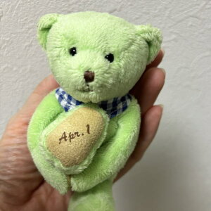 4月1日の日付入り誕生日ベア パステルグリーン ブルーのチェック柄 バンダナ テディベア