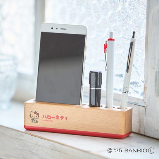 【ニチガン】 ハローキティ 木製 デスクスタンド レッド オシャレ雑貨 キャラクター 収納 グッズ 天然木 スマホスタンド ペン立て 名刺収納