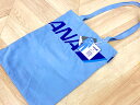 商品内容 ROOTOTE ANAアップサイクルプロジェクトオリジナル 縦長PCバッグです。 未使用品です。 《ANA整備士の古着から作った縦長PCバッグ》 ANA整備作業着の機能性とデザイン性を活かしました。 1. 前面には、作業着の背中にあるANAロゴを使用。 2. 裏面には整備作業着のポケットが1つ 3. A4サイズのノートPCが収納可能 横：29.5cm 縦：38cm ストラップ長：62cm 外内素材：綿 ※商品は古着の素材を使用しているため、サイズ・重さ・生地の厚さが異なる場合がございます。 　また、商品毎に汚れの程度は異なります。予めご了承下さい。 [ 商品内容 ] ■本体 ※付属品は画像に写っている物のみとなりますので、掲載画像も併せてご確認ください。 送料について 全国一律------ 送料無料 ※北海道・沖縄・その他離島を除く ※発送はヤマト運輸・佐川急便・福山通運・ゆうパックいずれかの運送業者での発送となります。 ※運送会社・発送方法の指定は出来ません。