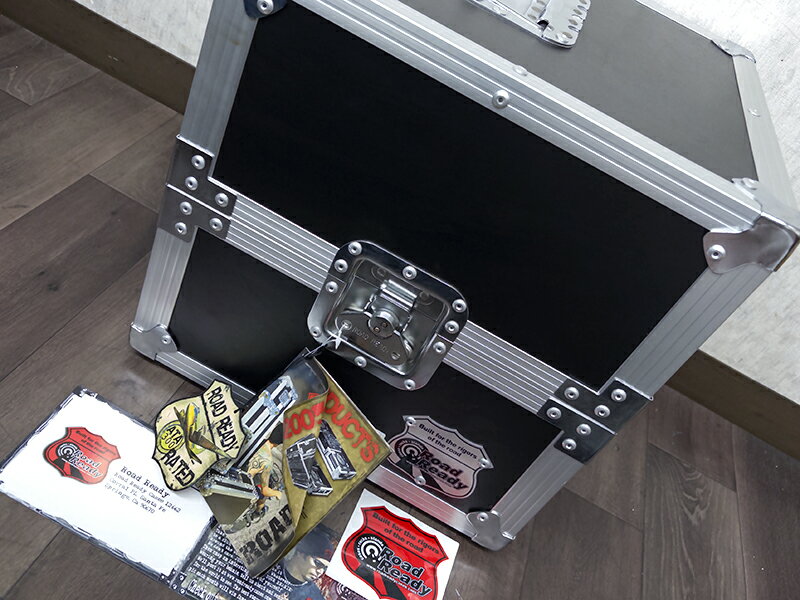 商品内容 ロードレディのLPケース RRLPです。 多少の経年感はあるものの、使用感は無く綺麗です。 【大切なレコードをガッチリガード！】 ・LP約80枚を収納可能。 ・約1cm厚のマルチレイヤー・ラミネート合板製 ・ブラック・ラミネート仕上げ ・寸法（外寸）・重量：38.2Wx38.2Dx38.8Hcm、9kg ※画像にあるものが全てとなります 送料について 全国一律------ 送料無料 ※北海道・沖縄・その他離島を除く ※発送はヤマト運輸・佐川急便・福山通運・ゆうパックいずれかの運送業者での発送となります。 ※運送会社・発送方法の指定は出来ません。