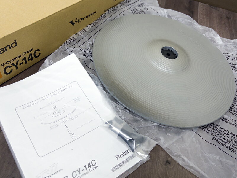 商品内容 RolandのVドラム用クラッシュシンバル CY-14C-SVです。 USED品ですので、使用感は出ております。 外観の雰囲気や詳細は画像も併せてご確認ください。 動作も確認済みです。 《シンバルの打感から揺れまで忠実にシミュレート》 ■サイズ：14インチ ■トリガー：2（ボウ、エッジ） ■接続端子：BOW／EDGEアウトプット・ジャック [ 商品内容 ] ■本体 ■取扱説明書 ■まわり止め等 ■元箱 ※付属品は画像に写っている物のみとなりますので、掲載画像も併せてご確認ください。 送料について 全国一律------ 送料無料 ※北海道・沖縄・その他離島を除く ※発送はヤマト運輸・佐川急便・福山通運・ゆうパックいずれかの運送業者での発送となります。 ※運送会社・発送方法の指定は出来ません。