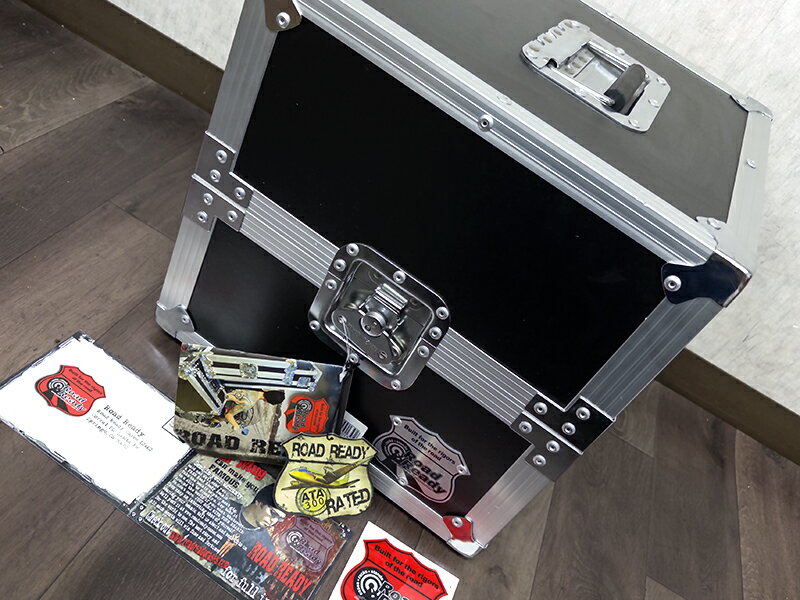 商品内容 ロードレディのLPケース RRLPです。 多少の経年感はあるものの、使用感は無く綺麗です。 【大切なレコードをガッチリガード！】 ・LP約80枚を収納可能。 ・約1cm厚のマルチレイヤー・ラミネート合板製 ・ブラック・ラミネート仕上げ ・寸法（外寸）・重量：38.2Wx38.2Dx38.8Hcm、9kg ※画像にあるものが全てとなります 送料について 全国一律------ 送料無料 ※北海道・沖縄・その他離島を除く ※発送はヤマト運輸・佐川急便・福山通運・ゆうパックいずれかの運送業者での発送となります。 ※運送会社・発送方法の指定は出来ません。