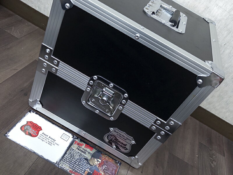 商品内容 ロードレディのLPケース RRLPです。 多少の経年感はあるものの、使用感は無く綺麗です。 【大切なレコードをガッチリガード！】 ・LP約80枚を収納可能。 ・約1cm厚のマルチレイヤー・ラミネート合板製 ・ブラック・ラミネート仕上げ ・寸法（外寸）・重量：38.2Wx38.2Dx38.8Hcm、9kg ※画像にあるものが全てとなります 送料について 全国一律------ 送料無料 ※北海道・沖縄・その他離島を除く ※発送はヤマト運輸・佐川急便・福山通運・ゆうパックいずれかの運送業者での発送となります。 ※運送会社・発送方法の指定は出来ません。