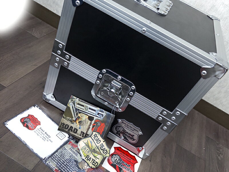 商品内容 ロードレディのLPケース RRLPです。 多少の経年感はあるものの、使用感は無く綺麗です。 【大切なレコードをガッチリガード！】 ・LP約80枚を収納可能。 ・約1cm厚のマルチレイヤー・ラミネート合板製 ・ブラック・ラミネート仕上げ ・寸法（外寸）・重量：38.2Wx38.2Dx38.8Hcm、9kg ※画像にあるものが全てとなります 送料について 全国一律------ 送料無料 ※北海道・沖縄・その他離島を除く ※発送はヤマト運輸・佐川急便・福山通運・ゆうパックいずれかの運送業者での発送となります。 ※運送会社・発送方法の指定は出来ません。