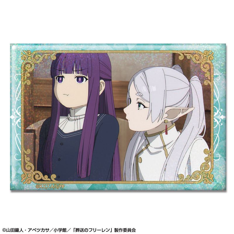 ■アイテム説明：TVアニメ「葬送のフリーレン」からホログラム缶バッジの第二弾が発売決定！ホログラムがキラキラ光る人気アイテム☆きらめく缶バッジを、バッグ等に付けてお楽しみいただけます。※画像ははめ込みのため、実際の商品とはデザインなど若干異なることがございます。■素材：鉄、他■サイズ：約53×78mm■作品名：葬送のフリーレン（そうそうのフリーレン）