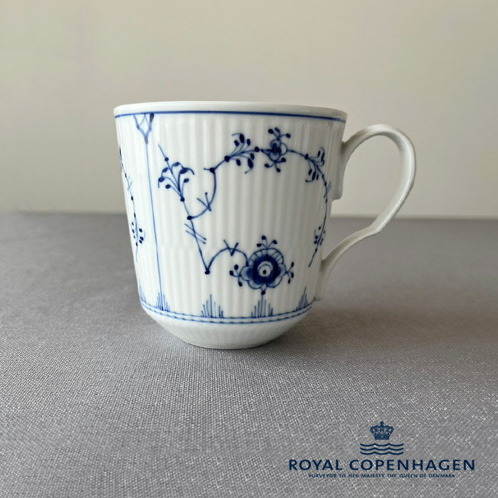 ロイヤルコペンハーゲン カップ ロイヤルコペンハーゲン ブルーフルーテッド プレイン マグ M 350ml 1101102/1017178 royal copenhagen マグカップ 大きい 北欧 陶器 ブランド おしゃれ 誕生日 母の日 クリスマス プレゼント 結婚祝 内祝 ギフト【正規品】