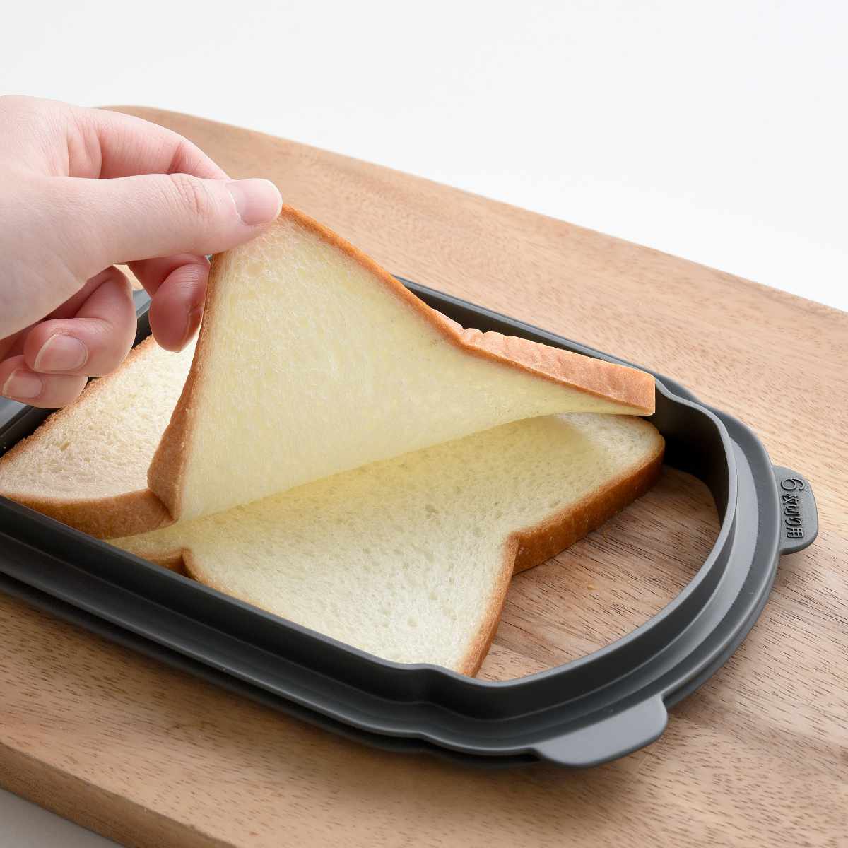 食パン用カットガイド うすーく切ってサンドイッチしましょ （ 食パンカッター 食パン スライス 薄切り パン切り 5枚切り 6枚切り サンドイッチ用 食洗機対応 厚み調節 サンドイッチ ホットサンド 簡単 便利グッズ ） 【3980円以上送料無料】のサムネイル