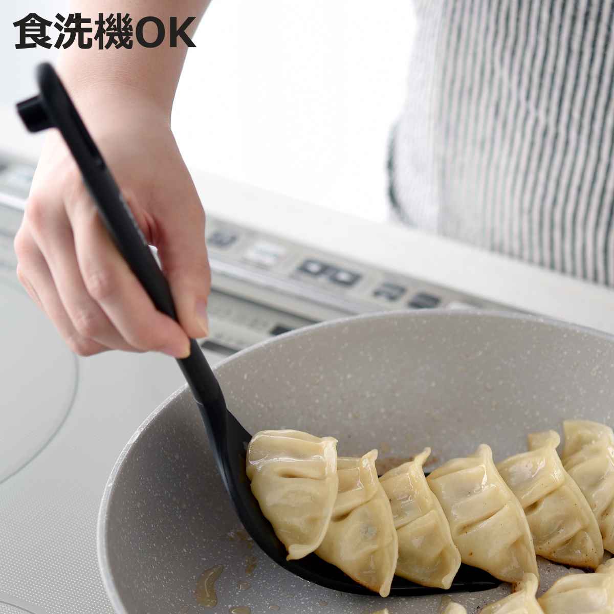 ターナー シリコン製 曲がるロングターナー （ 差し込みやすい 食洗機対応 フライ返し シリコーンターナー へら ヘラ しなる ナイロン すくいやすい 耐熱 軽量 おしゃれ ブラック ）【3980円以上送料無料】